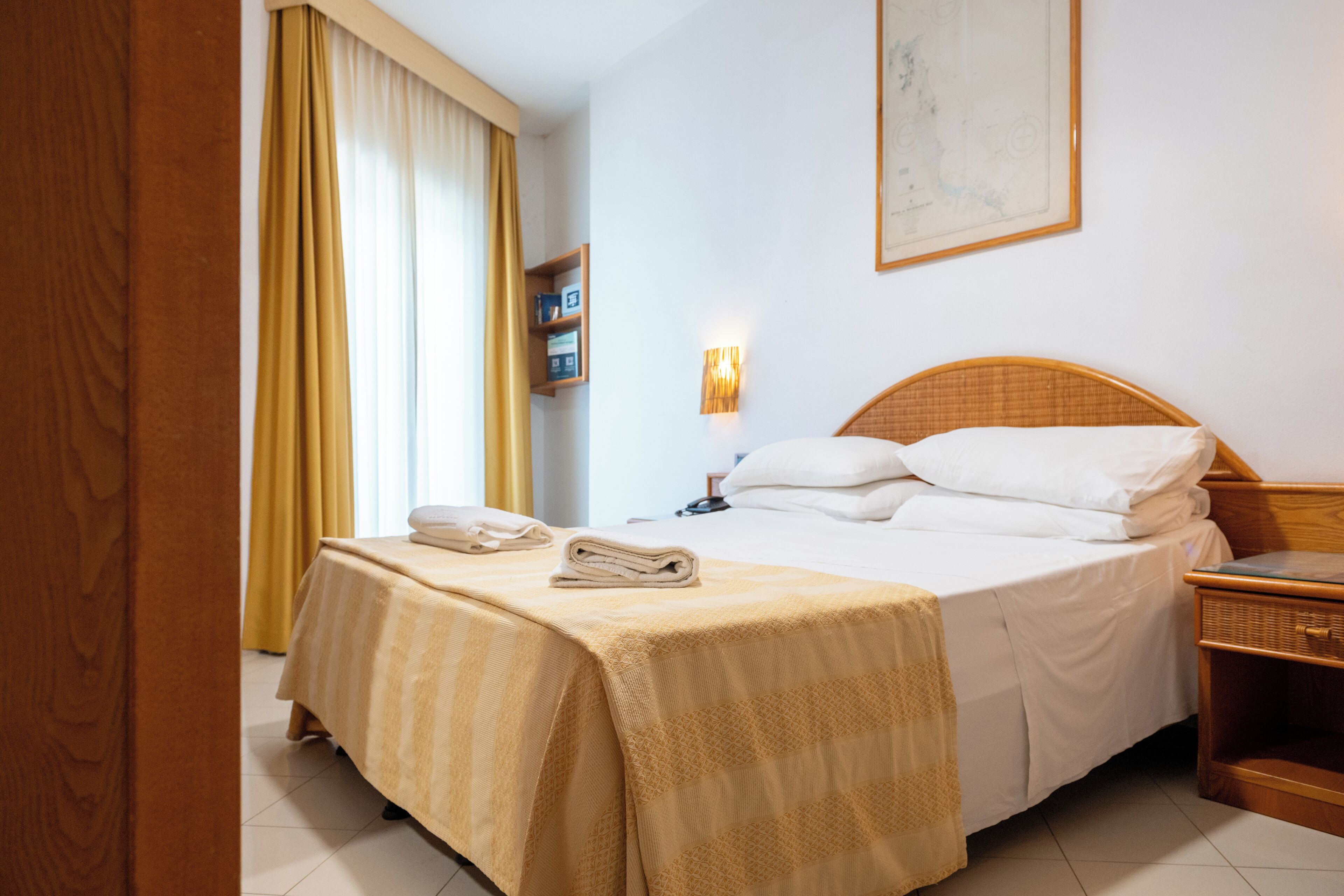 Vierbettzimmer | Minibar, Zimmersafe, kostenloses WLAN