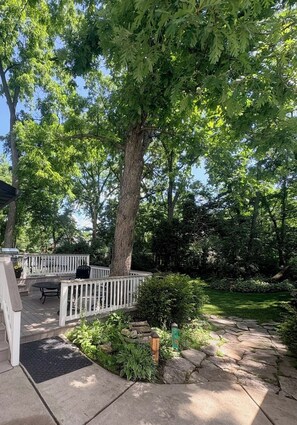 Terrace/patio - Lake Geneva/Williams Bay 4 bedroom, 3 living rooms, Rec Room, Pet-Friendly! (Lake Geneva)