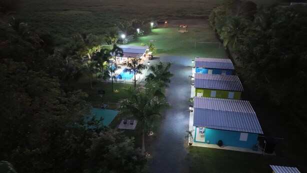 Un complexe hôtelier doté d’une piscine, d’un terrain de basket-ball et de nombreuses chambres.