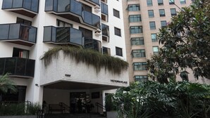 A modern building with balconies, a staircase, and a sign reading 'VICTORIA PLACE'. - Charlie Victoria Itaim (São Paulo)