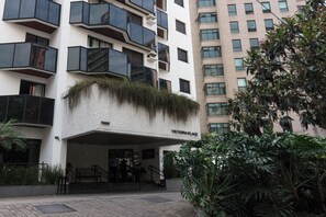 A modern building with balconies, a staircase, and a sign reading 'VICTORIA PLACE'. - Victoria Place By HX (São Paulo)