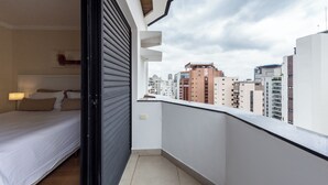 A balcony with a bed and a city view. - Charlie Victoria Itaim (São Paulo)