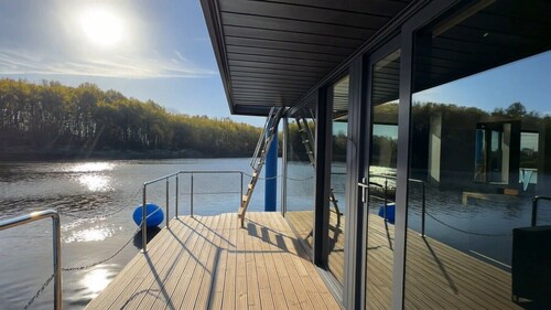 Hausboot Seeblick – Einzigartige Auszeit auf dem Wasser