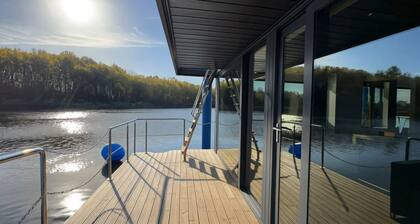 Hausboot Seeblick – Einzigartige Auszeit auf dem Wasser