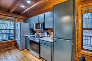 Fridge, microwave, oven, stovetop - Moon Lake Retreat - Kayaks, Fishing, Private shoreline, Hot tub, Room to Roam (Blue Ridge)