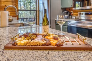 Fridge, microwave, oven, stovetop - Moon Lake Retreat - Kayaks, Fishing, Private shoreline, Hot tub, Room to Roam (Blue Ridge)