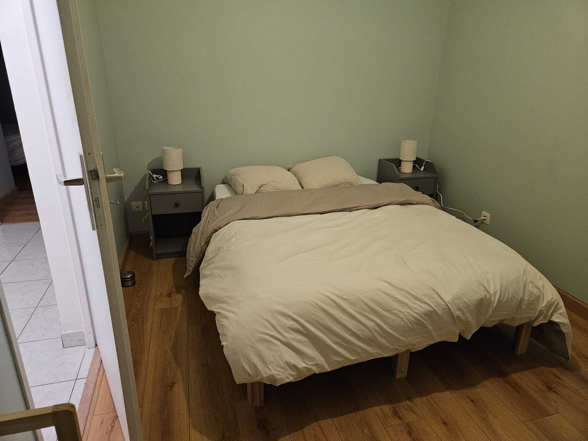 Tabla de planchar con plancha, wifi y ropa de cama 