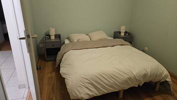 Tabla de planchar con plancha, wifi y ropa de cama