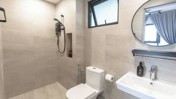 Apartamento luxo, 2 quartos | Banheiro | Chuveiro, produtos de toalete grátis, secador de cabelo