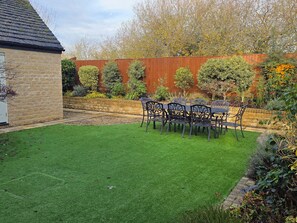 Outdoor dining - Old Railway Close (Lechlade)