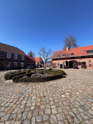 Property grounds - Charming apartment by the stables with a great terrace to relax on (Salzwedel)