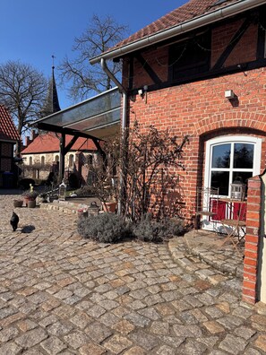 Property grounds - Charming apartment by the stables with a great terrace to relax on (Salzwedel)