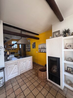 Private kitchen - Charming apartment by the stables with a great terrace to relax on (Salzwedel)
