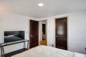 Tabla de planchar con plancha, wifi y ropa de cama