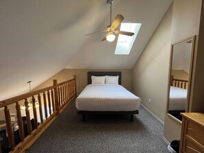 1 bedroom, free WiFi, bed sheets - Loft Condo w/ Deck, River Views & Fireplace (Fernie)
