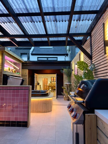 Eyre Square Centre Apartment with Hot Tub