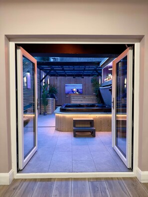 Interior - Eyre Square Centre Apartment with Hot Tub (Galway)