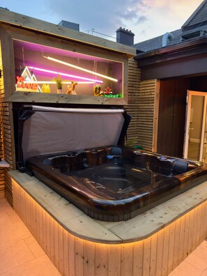 Outdoor spa tub - Eyre Square Centre Apartment with Hot Tub (Galway)