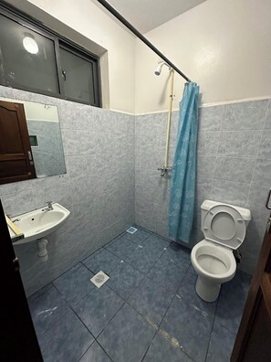 Deluxe Double Room | Bathroom - The Tavern Inn Shanzu (Mombasa)