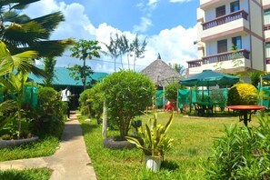 Exterior - The Tavern Inn Shanzu (Mombasa)