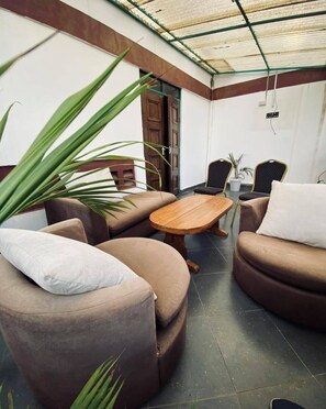 Interior detail - The Tavern Inn Shanzu (Mombasa)