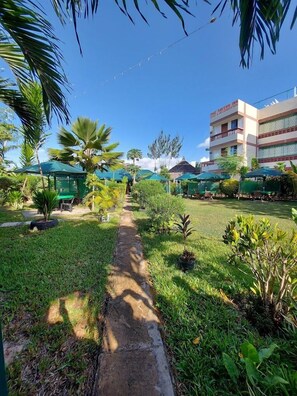 Exterior - The Tavern Inn Shanzu (Mombasa)