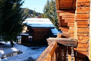 Chalet | Balcony - Chalet in La Tania Near Ski Slopes (Courchevel)