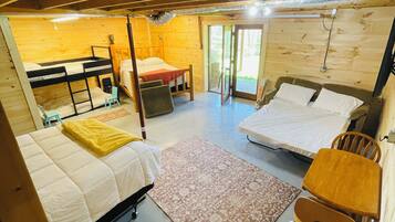 3 bedrooms, desk, iron/ironing board, free WiFi