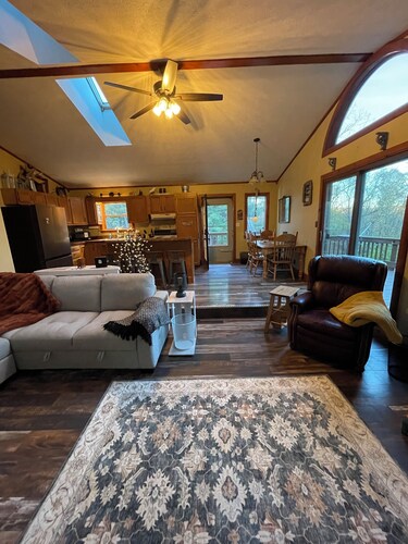 2-Story Cozy Pinehill Hideaway in Ashland/Mifflin with AC & Hot Tub!