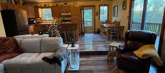 2-Story Cozy Pinehill Hideaway in Ashland/Mifflin with AC & Hot Tub!