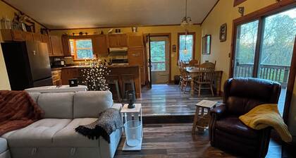 2-Story Cozy Pinehill Hideaway in Ashland/Mifflin with AC & Hot Tub!