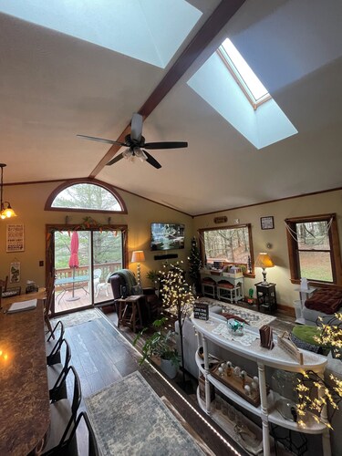 2-Story Cozy Pinehill Hideaway in Ashland/Mifflin with AC & Hot Tub!