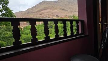 Chambre Double, balcon, vue ville | Enceinte de lâhĂ©bergement