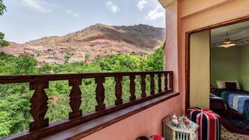 Chambre Double, balcon, vue ville | Enceinte de lâhĂ©bergement