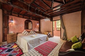 Chambre supérieure double ou avec lits jumeaux, balcon, vue sur la ville