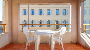 Outdoor dining - Charming apartment for 4 people with air conditioning and a balcony (Grasse)