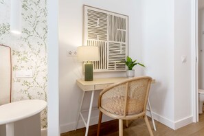 A room with a desk, chair, lamp, and a potted plant. - Genteel Home Zabaleta (Madrid)