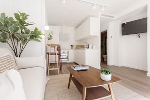 公寓 (1 Bedroom) | 起居区 | 52-英寸智能电视(配备数码频道)