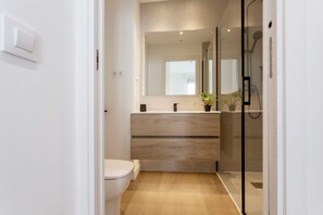 Appartamento (2 Bedrooms) | Bagno | Doccia, set di cortesia gratuito, asciugacapelli, asciugamani