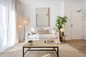 Apartamento (2 Bedrooms) | Área de estar | Smart TV 52 polegadas com canais digitais