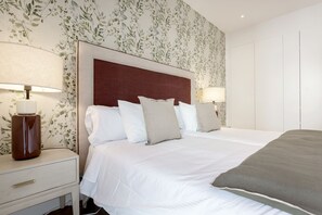 A hotel room with a bed, nightstands, and lamps. - Genteel Home Zabaleta (Madrid)