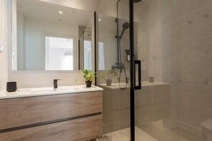 Apartamento (2 Bedrooms) | Banheiro | Chuveiro, produtos de toalete grátis, secador de cabelo 