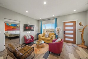 TV, offices - Kanab Desert Escape | Hot Tub, Views & Stargazing (Kanab)