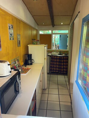 Fridge, microwave, stovetop, coffee/tea maker - Charming accommodation in Gosier, 5 minutes from the beaches (Le Gosier)