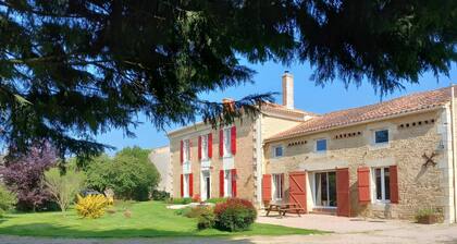 Bed and Breakfast 'La Baritaudière - Chambres Cisko' with Shared Garden and Wi-Fi