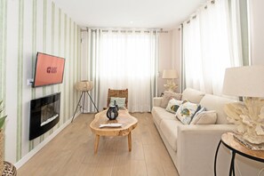 TV - GuestReady - Charming beachside Valencia apartment (Valencia)