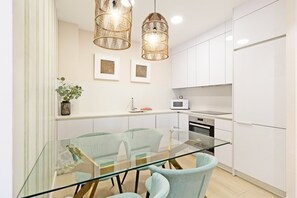 Fridge, microwave, oven, dishwasher - GuestReady - Charming beachside Valencia apartment (Valencia)