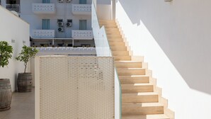 A modern building with a staircase leading to a balcony. - Hotiday Porto Cesareo Laguna (Porto Cesareo)