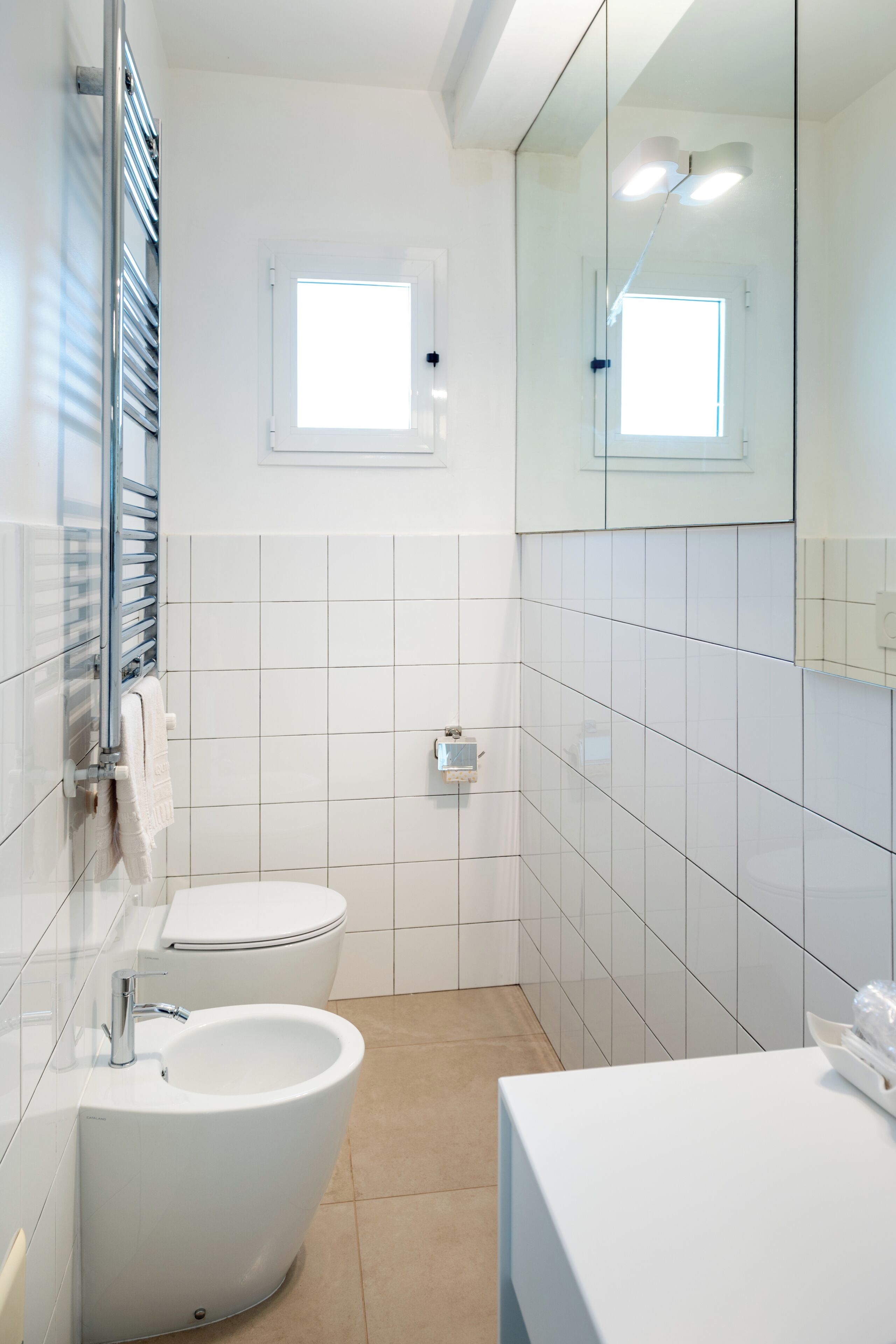 Un baño moderno con inodoro, bidé y lavamanos.
