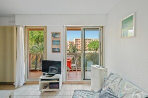 TV - Apartment in Hyères with Swimming Pool and Balcony (Hyères)
